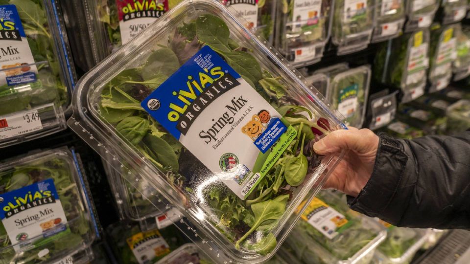 Вот как правильно мыть магазинную зелень: этот метод избавит от бактерий