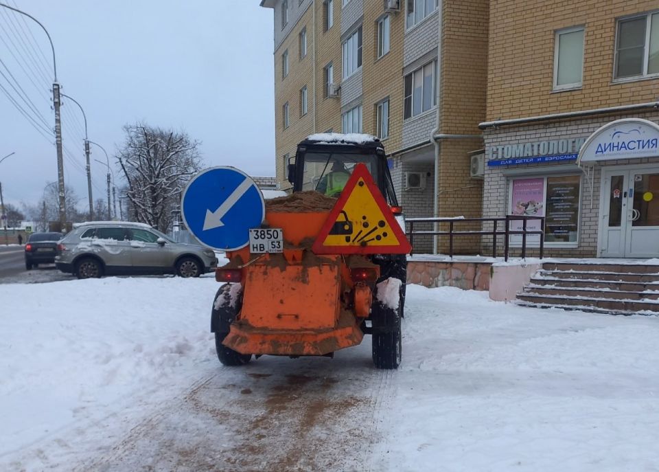 Какие дороги чистят от снега в первую очередь? Отвечает новгородский «Горхоз»