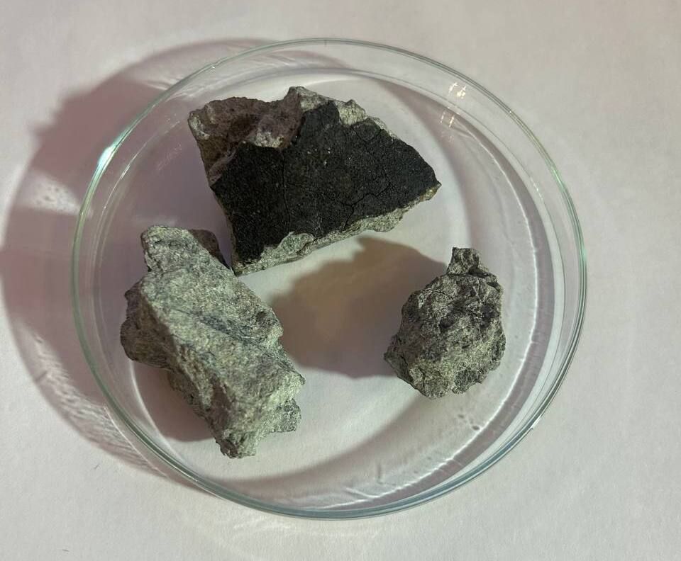 Ученые показали образец зеленого метеорита, пролетевшего над Россией в конце октября