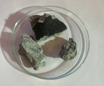 Ученые показали образец зеленого метеорита, пролетевшего над Россией в конце октября