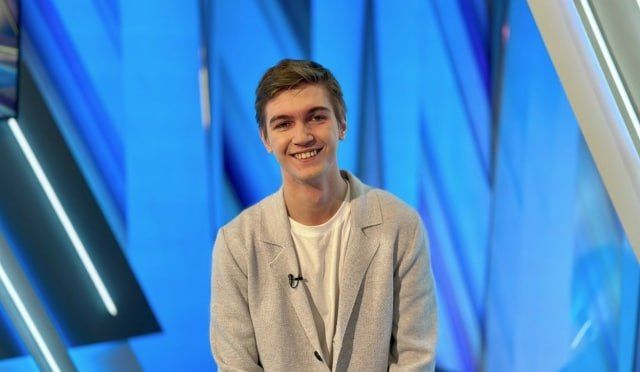 Гордимся!. Песня в исполнении Ивана Кургалина станет заглавной в новом новогоднем фильме Летом к новгородскому певцу, автору песен, участнику проектов «Поколение М», «Голос. Дети», а также «Голос. Уже не дети» Ивану...