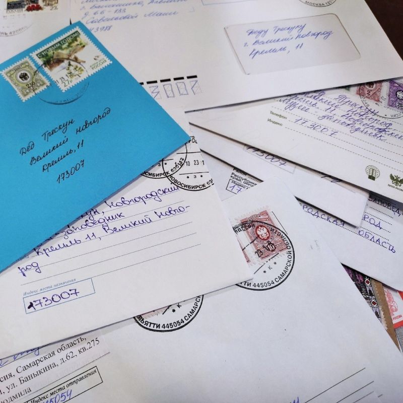 В новгородском Детском музейном центре рассказали о первых в этом году письмах, пришедших новогодней почтой Деду Трескуну