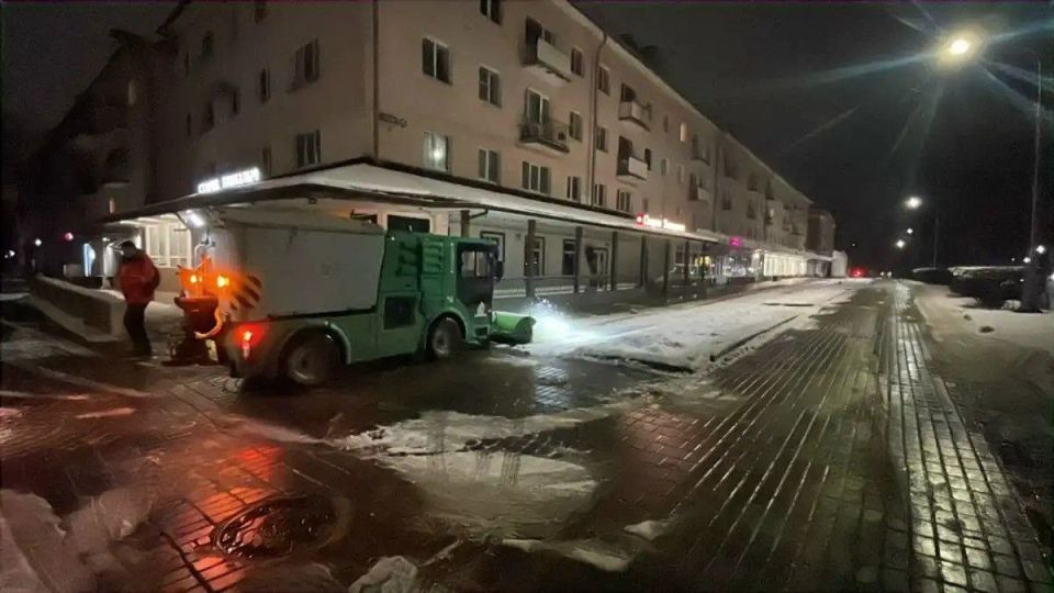 Сегодня Великий Новгород убирают от снега 106 единиц техники