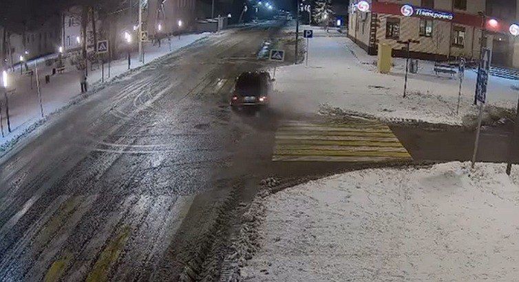 Ночной «дрифт» со сносом знака в городе Пестово попал на видео