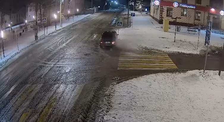 Ночной «дрифт» со сносом знака в городе Пестово попал на видео