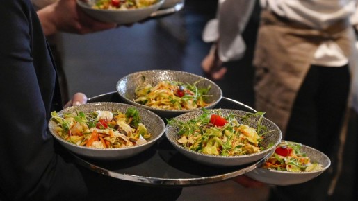 Салатом с такой заправкой не стыдно угостить гостей: майонез ей в подметки не годится