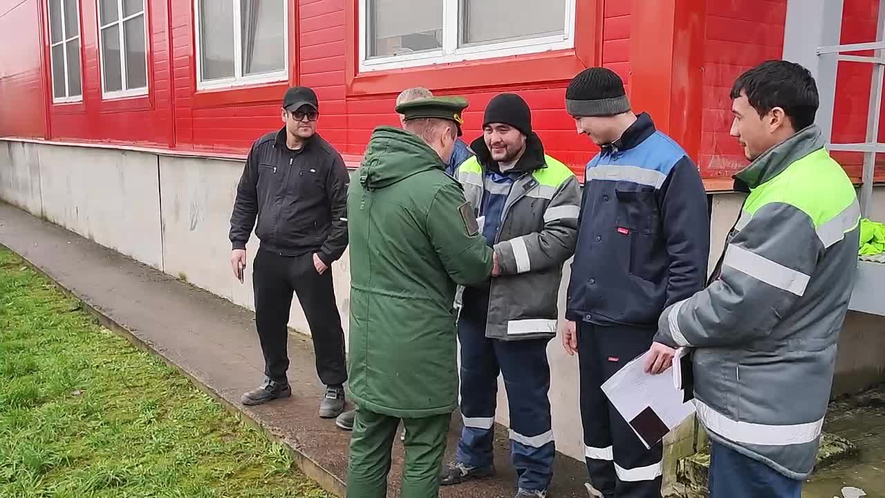 Следователи военного следственного отдела Следственного комитета России по гарнизону Великий Новгород совместно с работниками военной прокуратуры гарнизона и сотрудниками УВМ УМВД России и УФСБ России по Новгородской области...