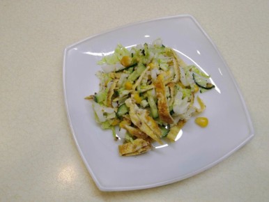 Удивительный овощной салат с яичным блинчиком: легкий и питательный рецепт