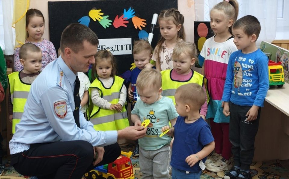 Сотрудники Госавтоинспекции Старорусского округа в рамках мероприятий, направленных на популяризацию использования световозвращающих элементов, уделяют повышенное внимание обучению самых юных участников дорожного движения