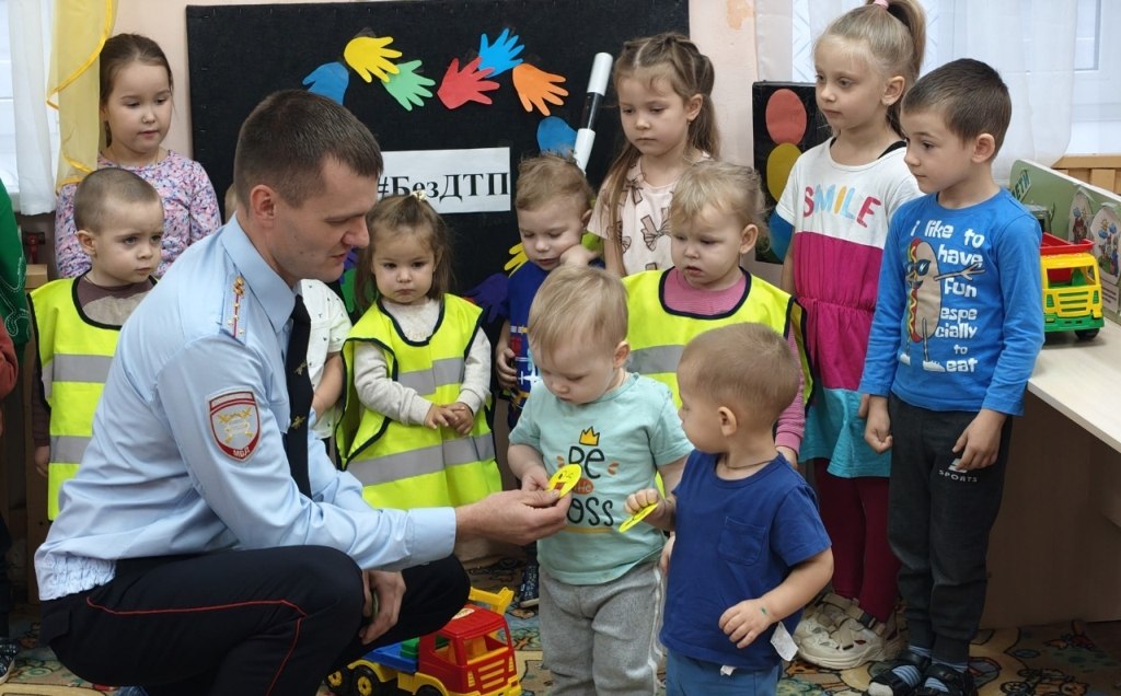 Сотрудники Госавтоинспекции Старорусского округа в рамках мероприятий, направленных на популяризацию использования световозвращающих элементов, уделяют повышенное внимание обучению самых юных участников дорожного движения