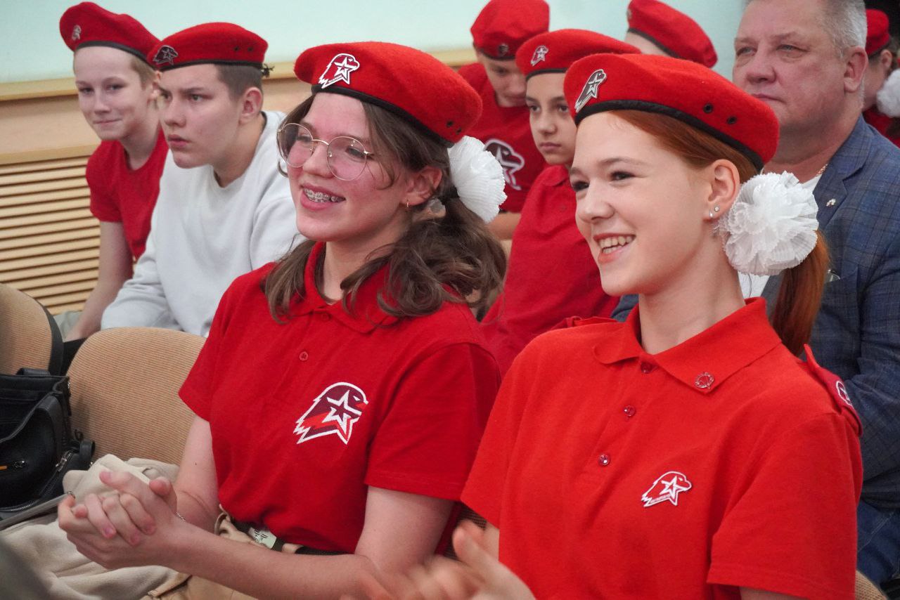 Александр Розбаум: Уважаемые Новгородцы!. Сегодня во Дворце детского творчества им. Лёни Голикова провели слёт местного отделения Всероссийского детско-юношеского военно-патриотического общественного движения «Юнармия»... Александр Розбаум: Уважаемые Новгородцы!. Сегодня во Дворце детского творчества им. Лёни Голикова провели слёт местного отделения Всероссийского детско-юношеского военно-патриотического общественного движения «Юнармия»...