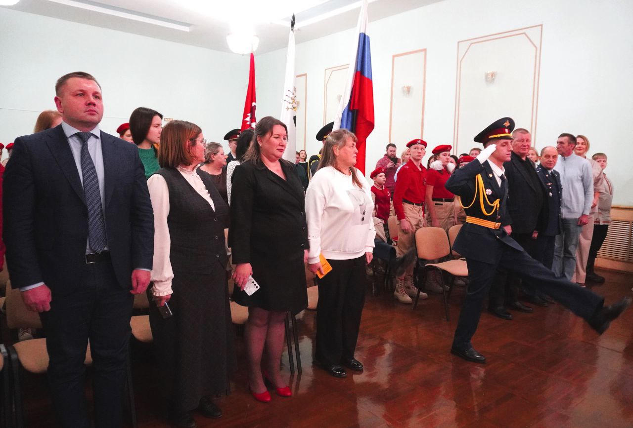 Александр Розбаум: Уважаемые Новгородцы!. Сегодня во Дворце детского творчества им. Лёни Голикова провели слёт местного отделения Всероссийского детско-юношеского военно-патриотического общественного движения «Юнармия»...