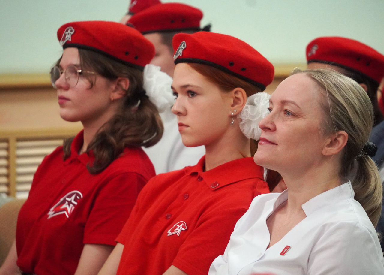 Александр Розбаум: Уважаемые Новгородцы!. Сегодня во Дворце детского творчества им. Лёни Голикова провели слёт местного отделения Всероссийского детско-юношеского военно-патриотического общественного движения «Юнармия»... Александр Розбаум: Уважаемые Новгородцы!. Сегодня во Дворце детского творчества им. Лёни Голикова провели слёт местного отделения Всероссийского детско-юношеского военно-патриотического общественного движения «Юнармия»...