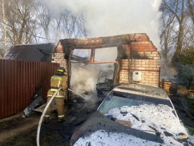В Боровичах горели гараж, дровяник, автомобиль и баня