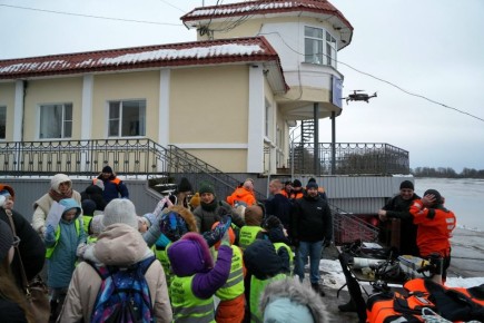 Накануне, 21 ноября, в Великом Новгороде на набережной Александра Невского для новгородских школьников прошёл открытый урок, посвящённый подготовке специалистов Управления защиты населения от ЧС и по обеспечению ПО региона к...