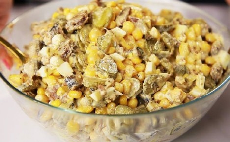 Салат из шпрот и кукурузы: вкусное сочетание, которое покорит всех