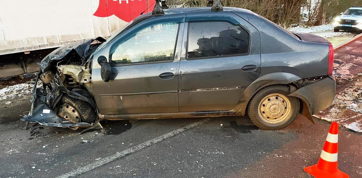 В Боровичском округе водитель выехал на встречную полосу и врезался в грузовик