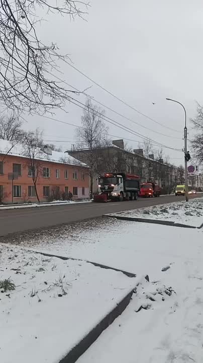 Спецтехника продолжает уборку снега в Великом Новгороде