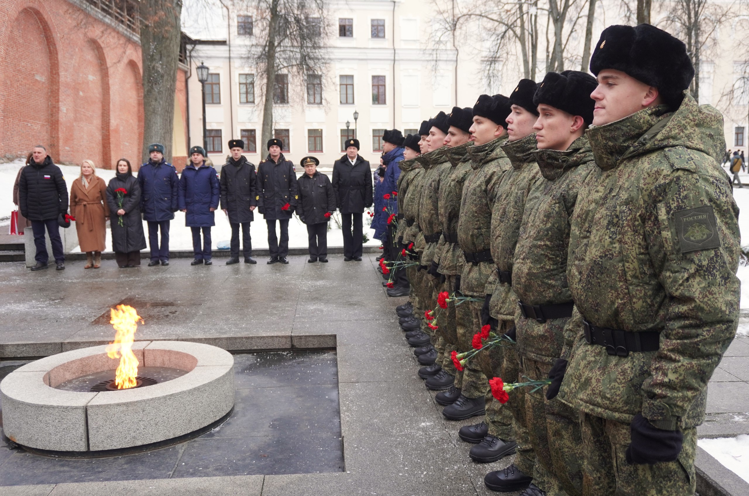 Сегодня в торжественной обстановке у мемориального комплекса «Вечный огонь славы» проводили призывников на военную службу в ряды Вооруженных сил Российской Федерации Сегодня в торжественной обстановке у мемориального комплекса «Вечный огонь славы» проводили призывников на военную службу в ряды Вооруженных сил Российской Федерации