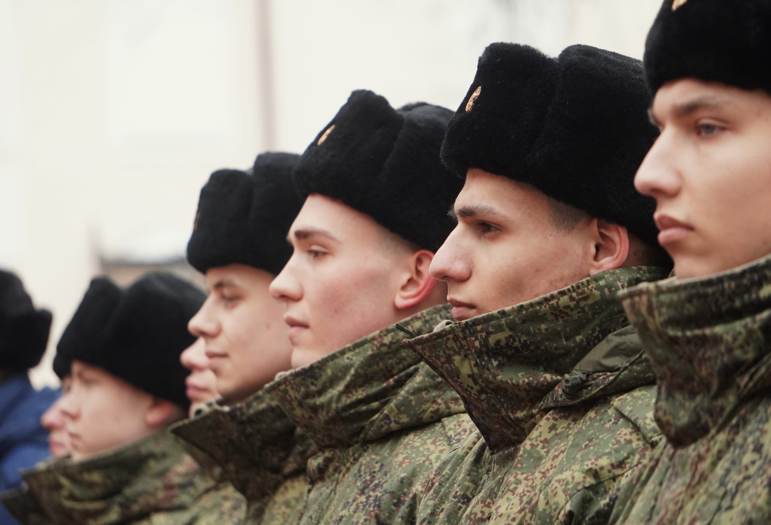 Сегодня в торжественной обстановке у мемориального комплекса «Вечный огонь славы» проводили призывников на военную службу в ряды Вооруженных сил Российской Федерации