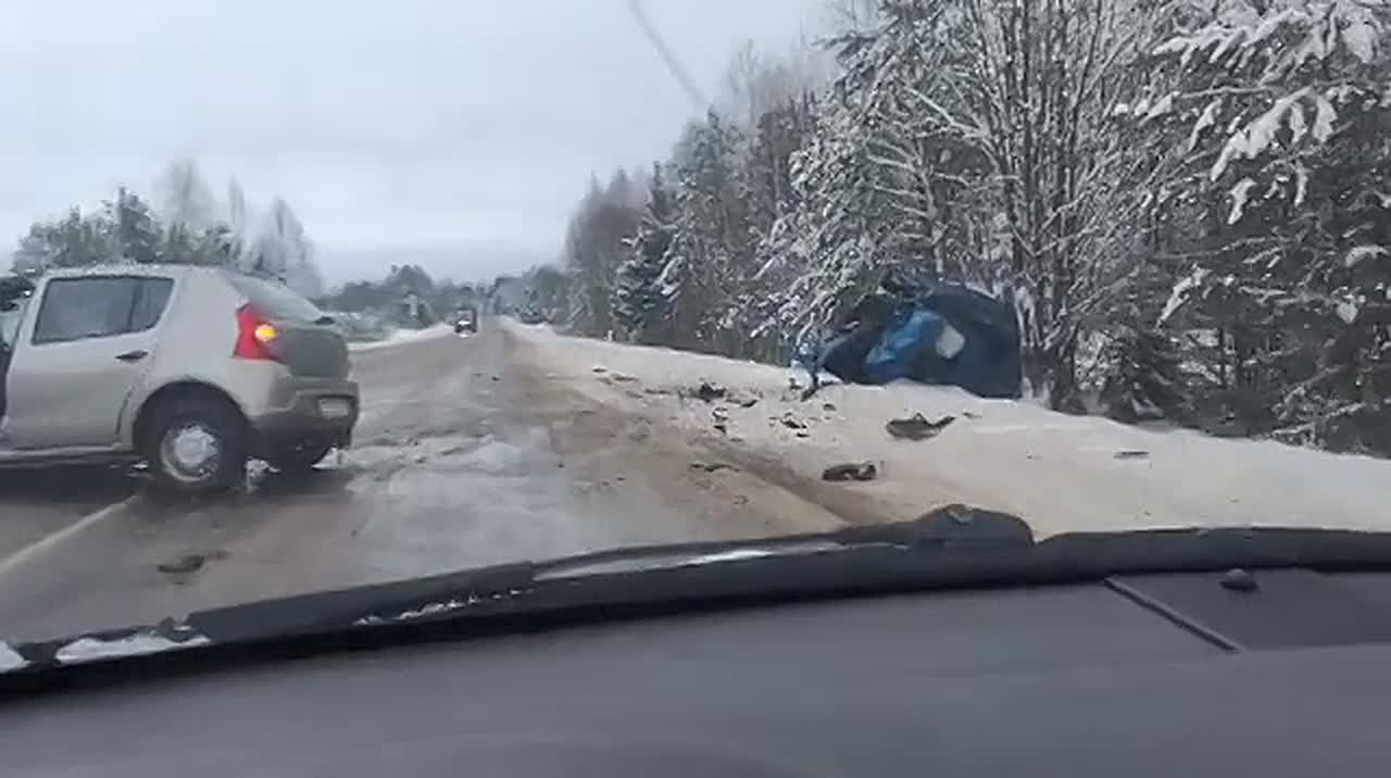 На трассе под Пестовом лобовое ДТП унесло жизни двух человек