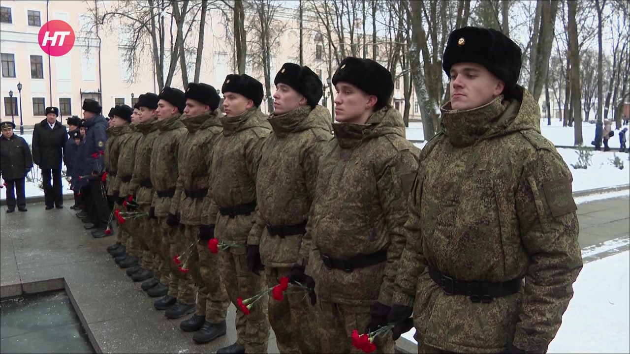 У вечного огня в Кремле сегодня торжественно проводили в армию юношей Новгородской области У вечного огня в Кремле сегодня торжественно проводили в армию юношей Новгородской области