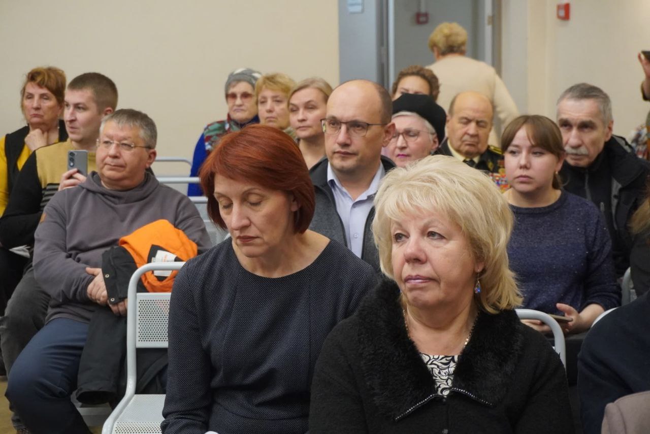 Александр Розбаум: Сегодня вечером в Гимназии № 4 встретились с жителями Западного района нашего города Александр Розбаум: Сегодня вечером в Гимназии № 4 встретились с жителями Западного района нашего города