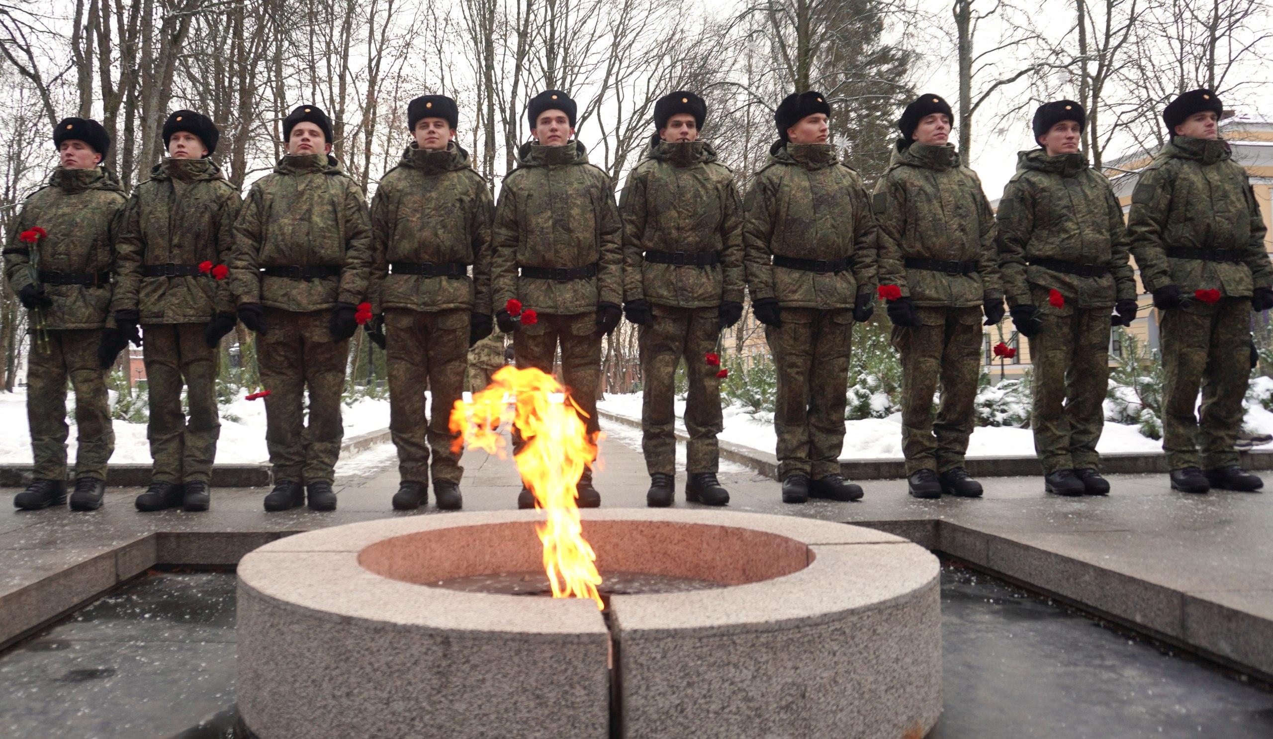 Сегодня в торжественной обстановке у мемориального комплекса «Вечный огонь славы» проводили призывников на военную службу в ряды Вооруженных сил Российской Федерации Сегодня в торжественной обстановке у мемориального комплекса «Вечный огонь славы» проводили призывников на военную службу в ряды Вооруженных сил Российской Федерации