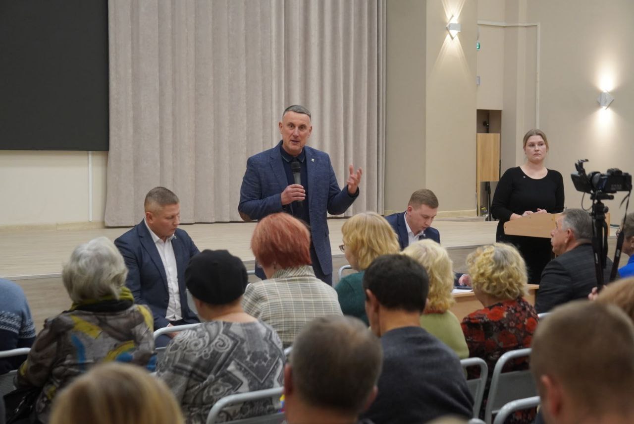 Александр Розбаум: Сегодня вечером в Гимназии № 4 встретились с жителями Западного района нашего города Александр Розбаум: Сегодня вечером в Гимназии № 4 встретились с жителями Западного района нашего города