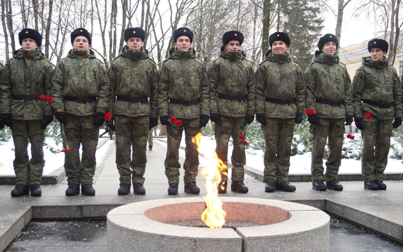 Александр Розбаум: Сегодня у Мемориального комплекса «Вечный Огонь Славы» в торжественной обстановке проводили ребят из Великого Новгорода и округов нашей области на службу в Военно-морской флот России