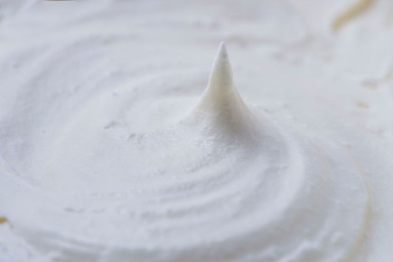 Как создать воздушный крем из сливок для идеального декора торта