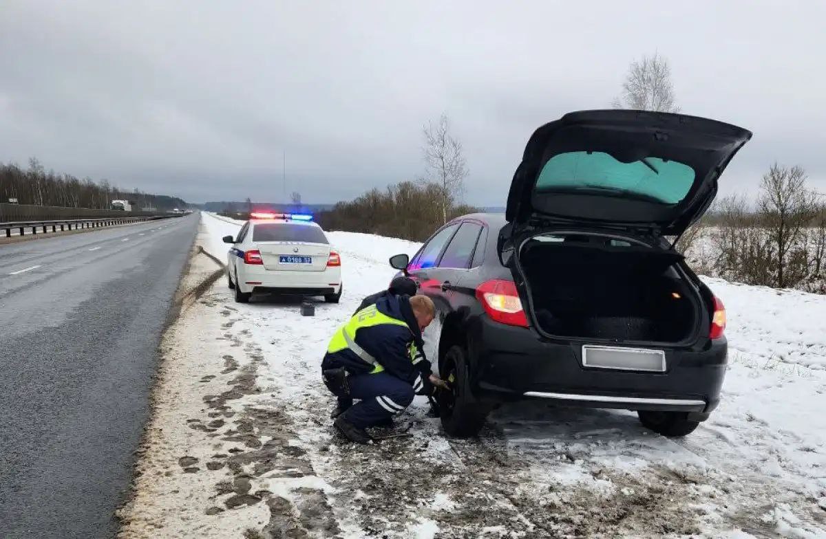 На М-10 новгородские сотрудники ДПС помогли петербуржцам заменить спущенное колесо