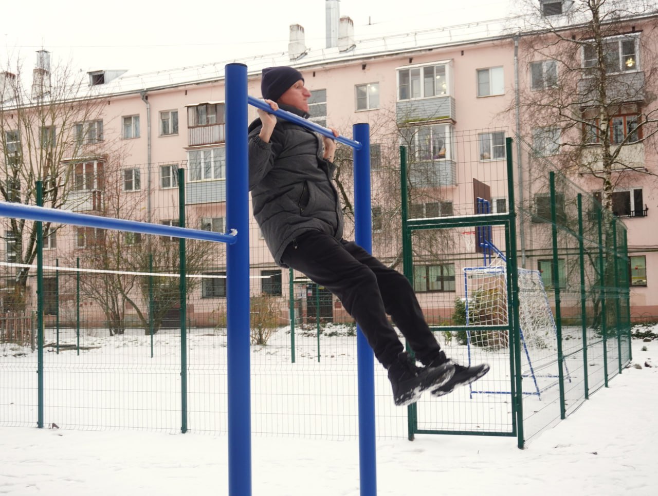 На Студенческой улице в Великом Новгороде обновили спортплощадку На Студенческой улице в Великом Новгороде обновили спортплощадку