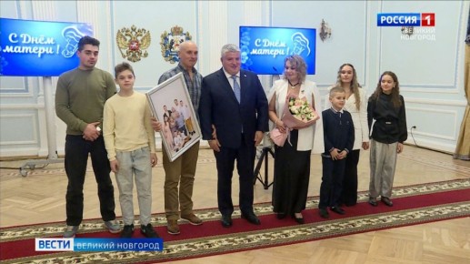 Многодетная мама Татьяна Новолодская сегодня получила знак особого отличия "Мать-героиня"