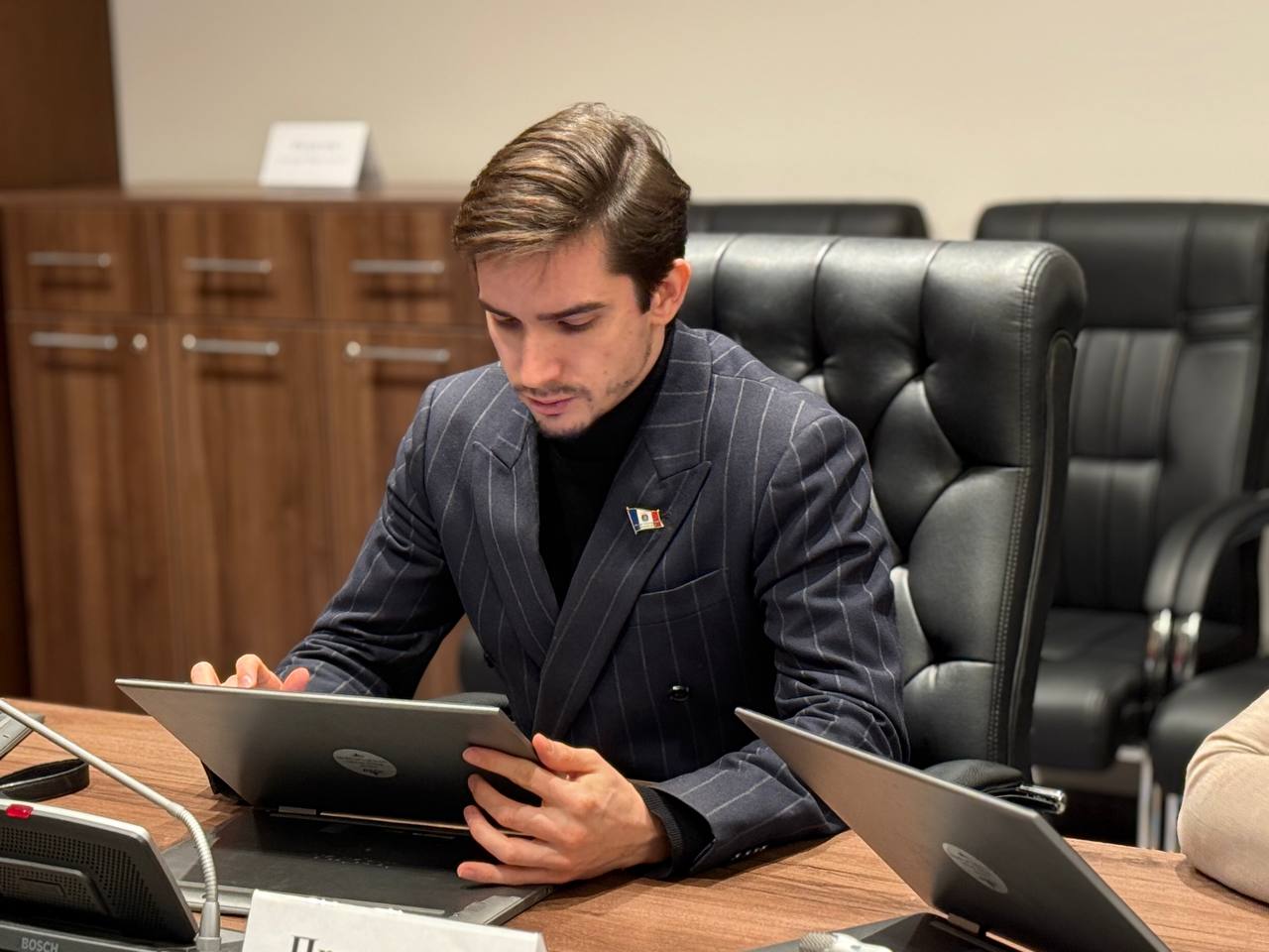 В преддверии заседания Новгородской областной Думы профильные парламентские комитеты продолжают прорабатывать повестку дня В преддверии заседания Новгородской областной Думы профильные парламентские комитеты продолжают прорабатывать повестку дня