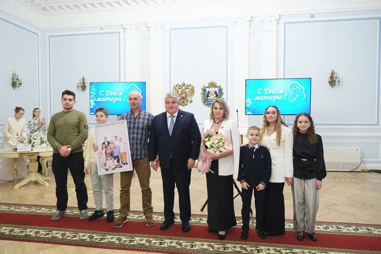 Александр Дронов поздравил новгородских мам с приближающимся праздником Александр Дронов поздравил новгородских мам с приближающимся праздником