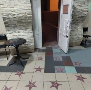 В кинотеатре «Новгород» последовали примеру Голливуда и создали свою «Аллею звёзд»