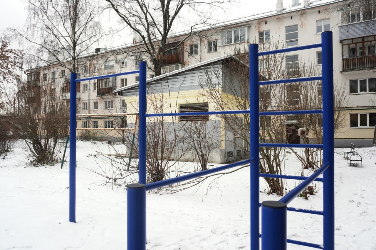 На Студенческой улице в Великом Новгороде обновили спортплощадку На Студенческой улице в Великом Новгороде обновили спортплощадку