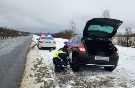 Новгородские полицейские помогли пожилой паре и их внукам продолжить путешествие