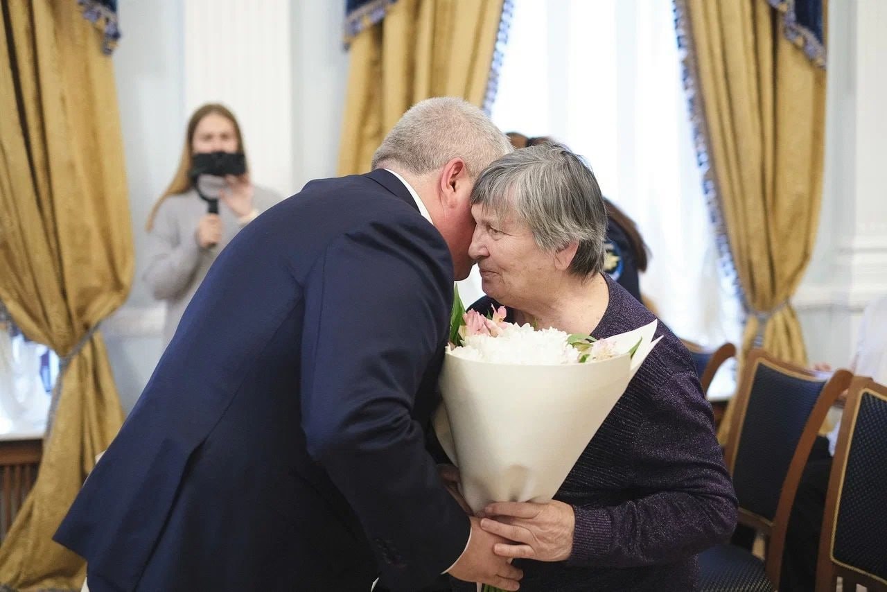 Александр Дронов поздравил новгородских мам с приближающимся праздником Александр Дронов поздравил новгородских мам с приближающимся праздником