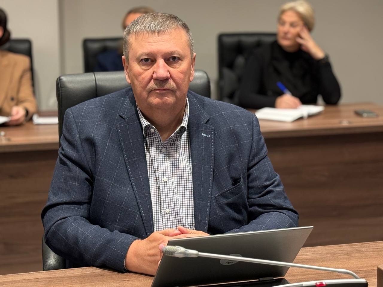 В преддверии заседания Новгородской областной Думы профильные парламентские комитеты продолжают прорабатывать повестку дня В преддверии заседания Новгородской областной Думы профильные парламентские комитеты продолжают прорабатывать повестку дня