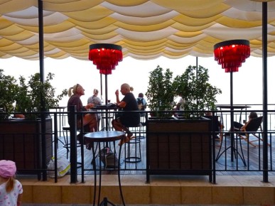 Незабываемые моменты: как женщины старше 50 наслаждаются бархатным сезоном у моря