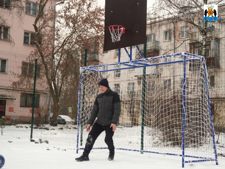 На Студенческой улице в Великом Новгороде обновили спортплощадку