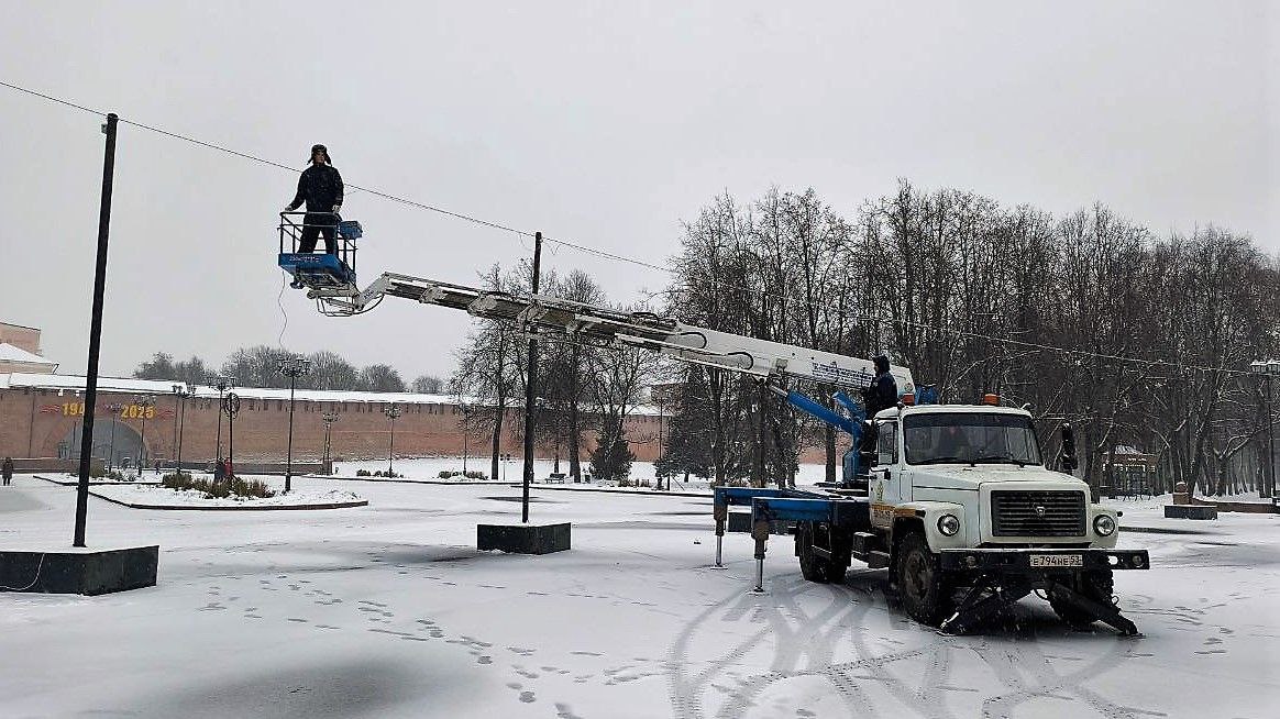 Александр Розбаум: Дорогие Земляки!. Продолжаем работы по подготовке города к новогодним праздникам На площади Победы – Софийская установили и украшаем главную новогоднюю красавицу Сегодня приступили к работам по сборке и... Александр Розбаум: Дорогие Земляки!. Продолжаем работы по подготовке города к новогодним праздникам На площади Победы – Софийская установили и украшаем главную новогоднюю красавицу Сегодня приступили к работам по сборке и...