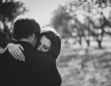 Как распознать предательство в отношениях: 8 тревожных признаков