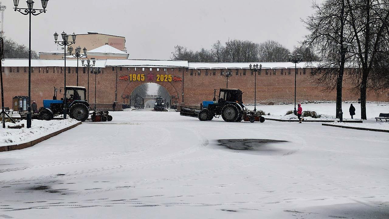 Александр Розбаум: Уважаемые Новгородцы!. Более 100 единиц техники и специалистов ручного труда вышли сегодня на уборку города Александр Розбаум: Уважаемые Новгородцы!. Более 100 единиц техники и специалистов ручного труда вышли сегодня на уборку города