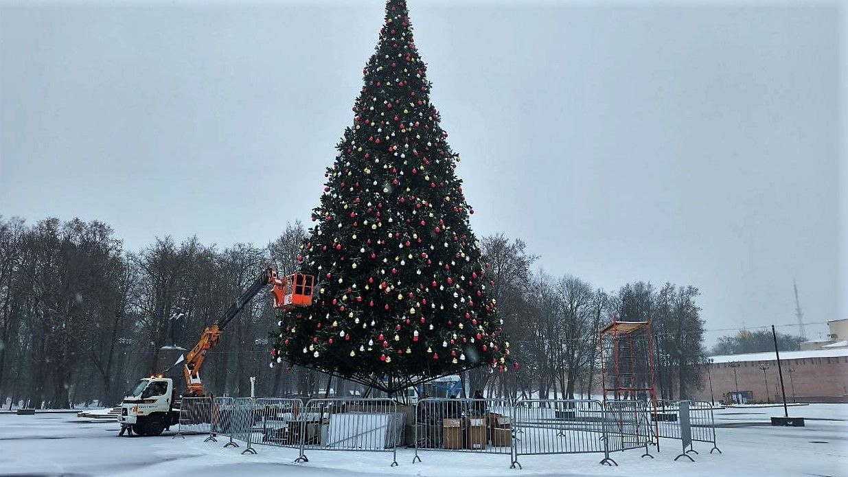 Александр Розбаум: Дорогие Земляки!. Продолжаем работы по подготовке города к новогодним праздникам На площади Победы – Софийская установили и украшаем главную новогоднюю красавицу Сегодня приступили к работам по сборке и...