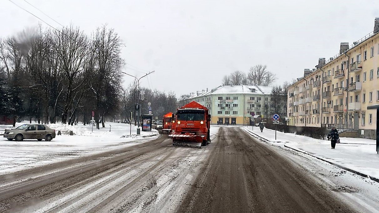 Александр Розбаум: Уважаемые Новгородцы!. Более 100 единиц техники и специалистов ручного труда вышли сегодня на уборку города Александр Розбаум: Уважаемые Новгородцы!. Более 100 единиц техники и специалистов ручного труда вышли сегодня на уборку города