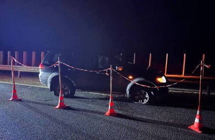 На М-10 в Новгородском округе водитель Mitsubishi врезался в дорожное ограждение