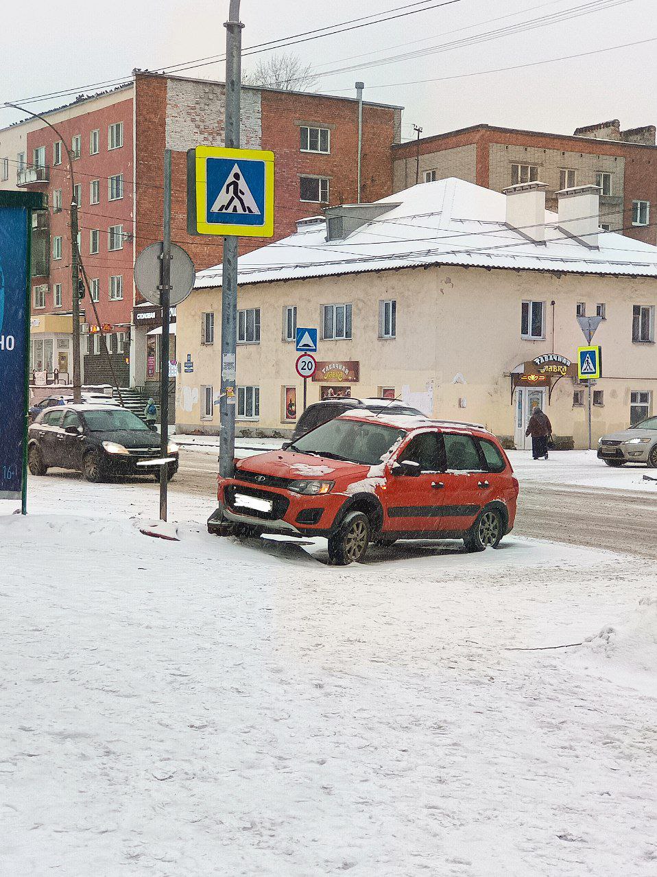 На Большой Московской (рядом с Новгородским областным телевидением) машина наехала на дорожный знак